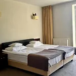 4 Pory Roku & Hotel 3*