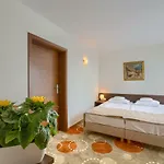 Hotel 4 Pory Roku & 3*