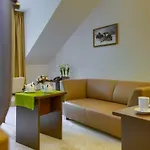 4 Pory Roku & Hotel 3*