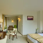 Hotel 4 Pory Roku & 3*
