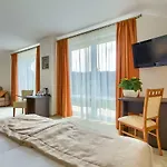 4 Pory Roku & Hotel 3*