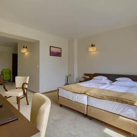 4 Pory Roku & Hotel
