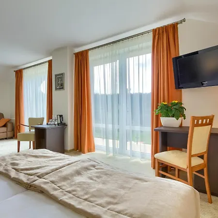 4 Pory Roku & Hotel 3*