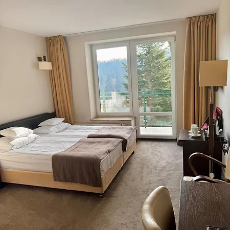 4 Pory Roku & Отель