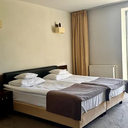 4 Pory Roku & Hotel 3*