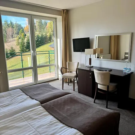 Hotel 4 Pory Roku & 3*