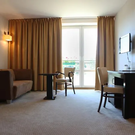 4 Pory Roku & Hotel