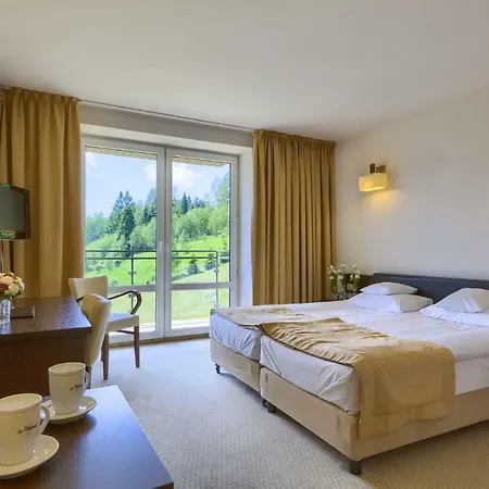 4 Pory Roku & Отель