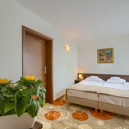 Hotel 4 Pory Roku & 3*