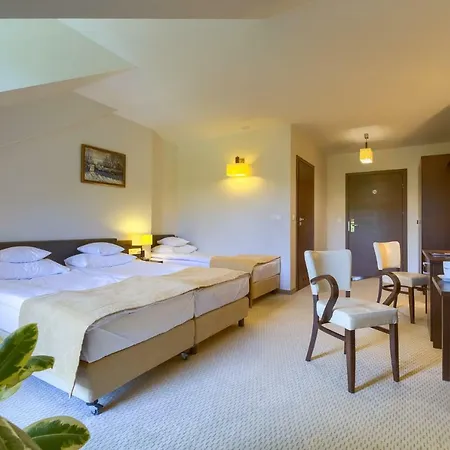 4 Pory Roku & Отель