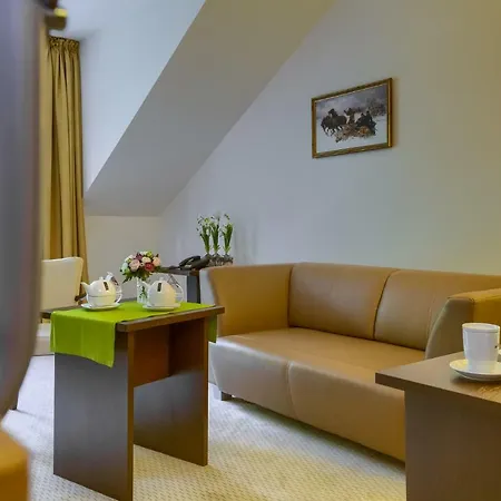 4 Pory Roku & Hotel 3*