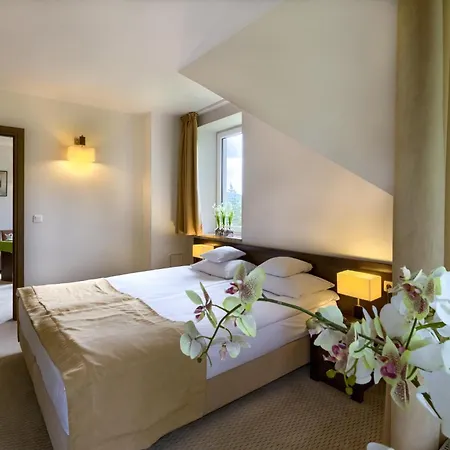 Hotel 4 Pory Roku & 3*
