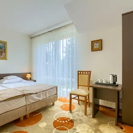 4 Pory Roku & Hotel 3*