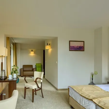 Hotel 4 Pory Roku & 3*