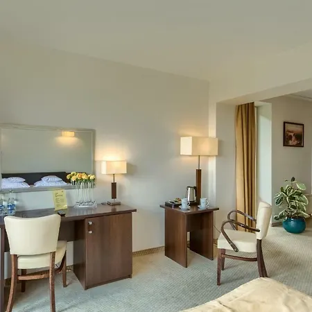 Hotel 4 Pory Roku & 3*