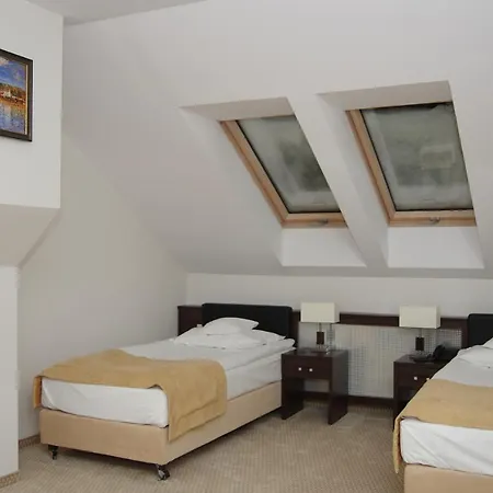 4 Pory Roku & Hotel 3*